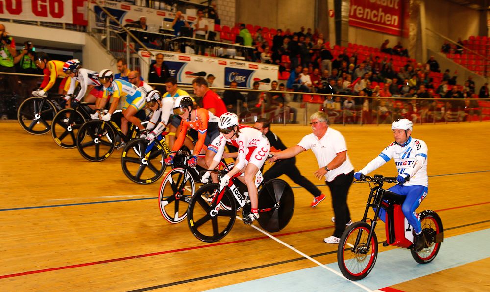 Lines up for the start of the keirin