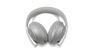 Hvide Bose Noise Cancelling Headphones 700 på hvid baggrund