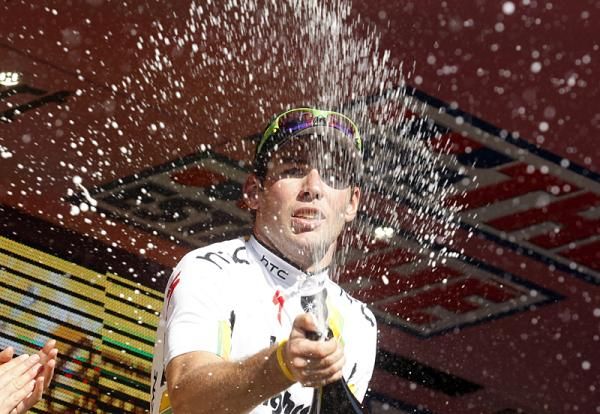Mark Cavendish (HTC-Highroad) opens the champagne