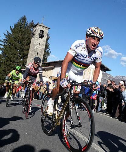 Paolo Bettini (Quick.Step-Innergetic) shows the strain on his face.