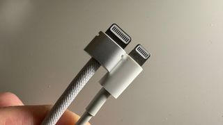 Le câble de la batterie de l'Apple Vision Pro comparé à un câble Lightning standard.