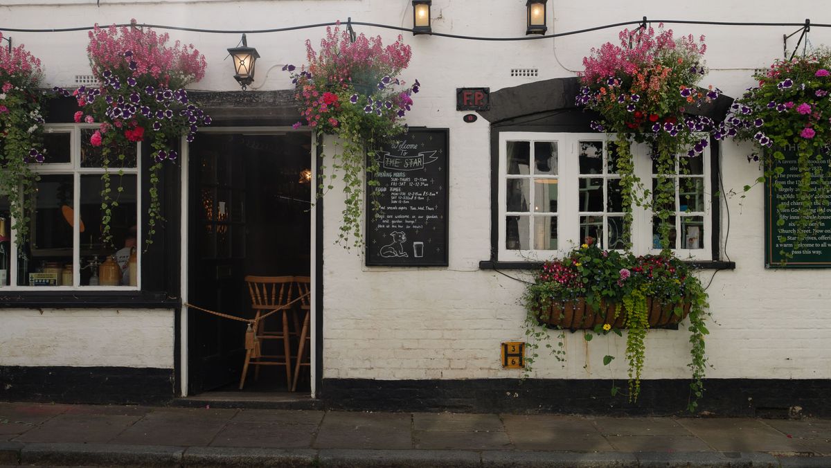 Panasonic Lumix L10 image gallery: a UK pub frontage, there a hanging flowers above old windows