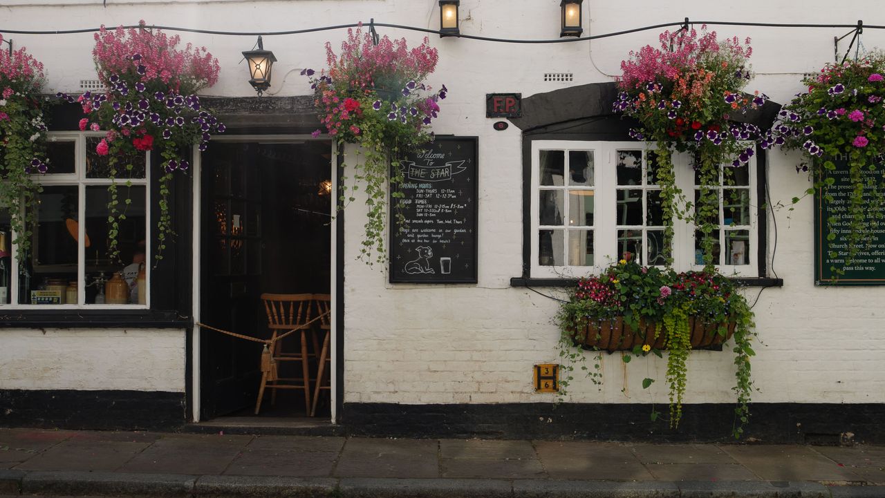 Panasonic Lumix L10 image gallery: a UK pub frontage, there a hanging flowers above old windows