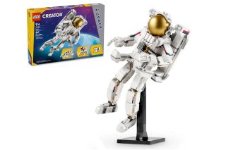 astronaut spacesuit toy figure made out of Lego bricks