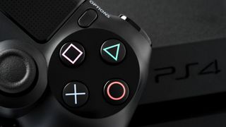 PS4-controller og hjørnet af PS4-konsol
