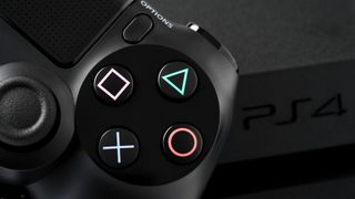 DualShock 4 -ohjain PS4-konsolin edessä