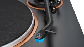 A close up of the AT95C cartridge on the Audio-Technica AT-LP70xBT