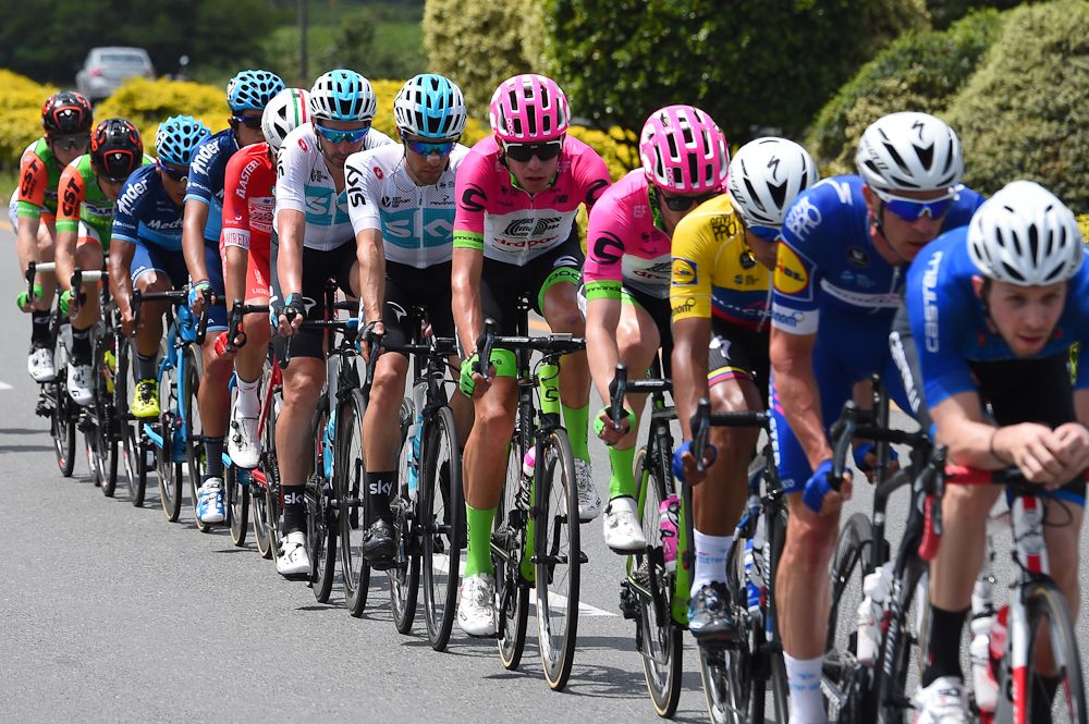 The peloton chases during stage 3 of Colombia Oro y Paz