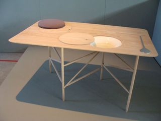 Wooden desk with features to improve concentration