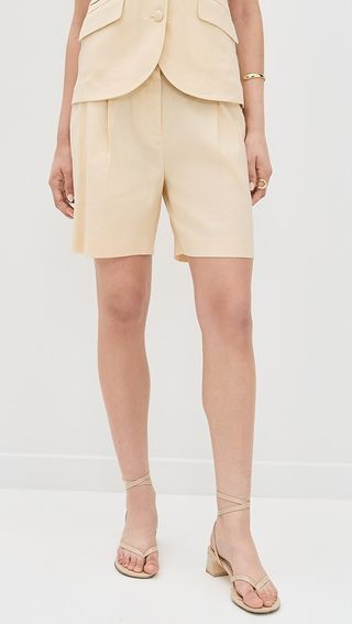 oy8cLk7icw76akkYJckYjW-320-80 تشارك كارولين ماجواير اتجاهات الصيف التي رصدتها في باريس