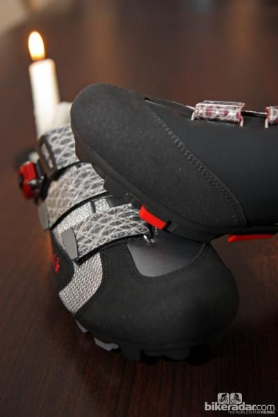 The toes of fi'zi:k's new mountain bike shoes are built with armored cow leather that supposedly doesn't need additional plastic covers to ward off scrapes.