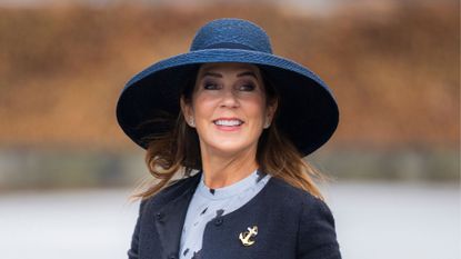 Queen Mary in a nautical-inspired outfit and oversized hat 