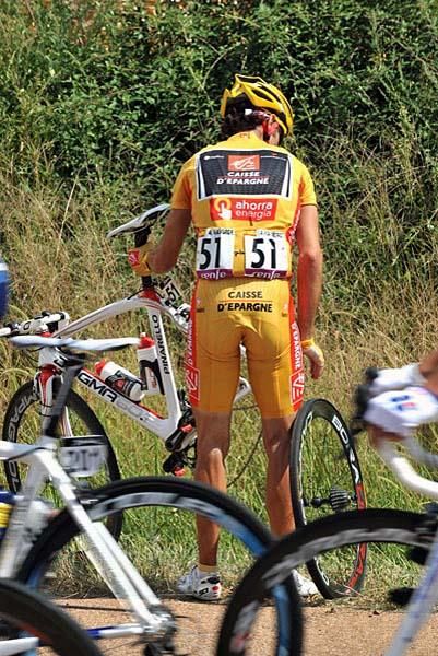 Alejandro Valverde (Caisse d'Epargne) gets some technical assistance.