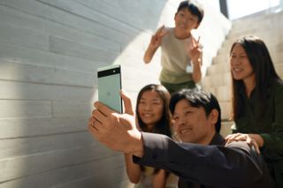 Das Google Pixel 6a ist das neueste Modell von Googles Smartphone-Reihe und überzeugt durch beeindruckende Leistungsfähigkeit, gute Preis-Leistung und hervorragende Kamera-Optionen