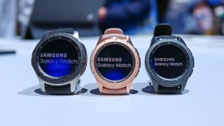 Her ser du de tre variantene av Samsung Galaxy Watch, med 46-mm-versjonen til venstre og de to 42-mm-versjonene til høyre.