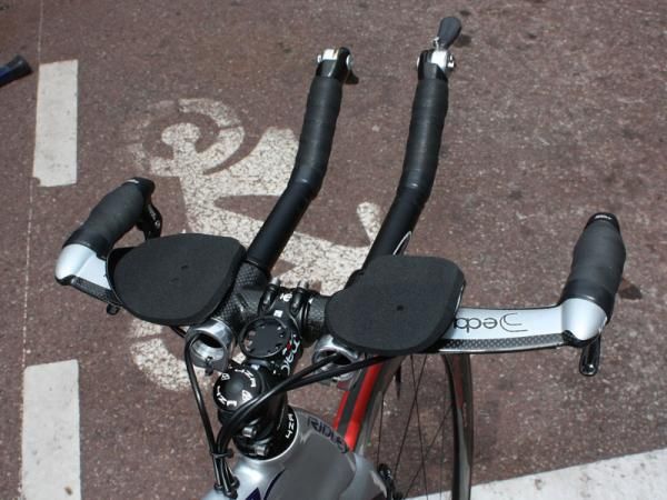 Katusha is using Deda aero bars on its Ridley machines with this model sporting extensions perfectly in-plane with the base bar.
