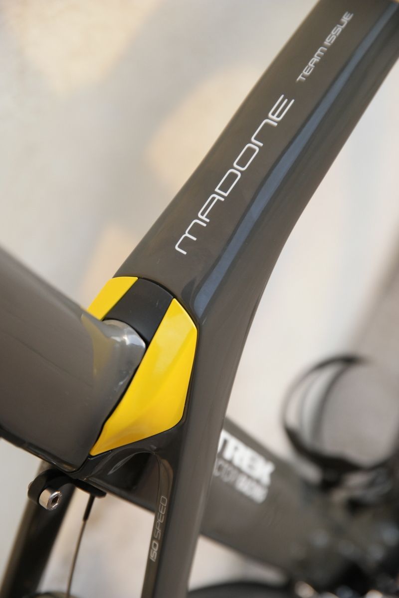 The yellow of the fork and chainstays is matched to the seat clamp