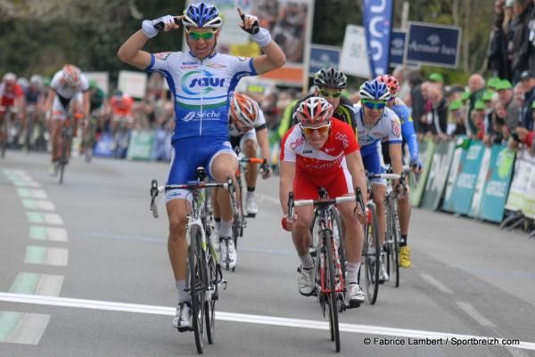 Julie Simon (Saur Sojasun) wins the Tour de Finistere 2012