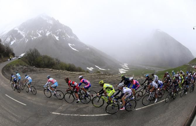 Cadel Evans glues himself onto Nibali's wheel