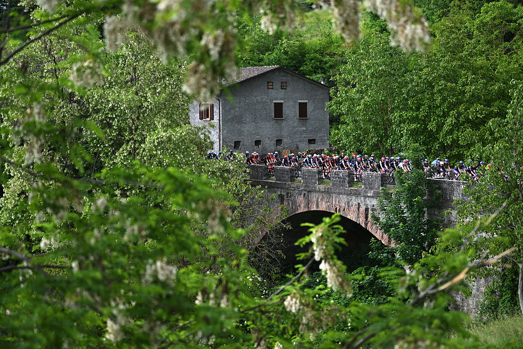 VIADANA ITALY MAY 22 A general view of the peloton competing during the 108th Giro dItalia 2025 Stage 12 a 172km stage from Modena to Viadana OglioPo UCIWT on May 22 2025 in Viadana Italy Photo by Dario BelingheriGetty Images