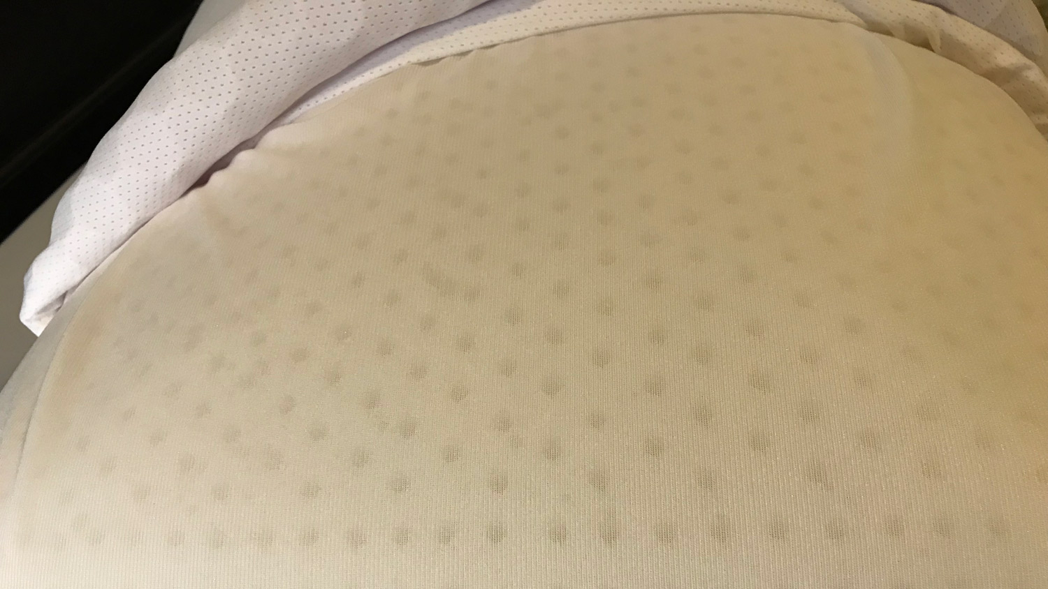 Close-up do preenchimento de látex do Purple Harmony Pillow