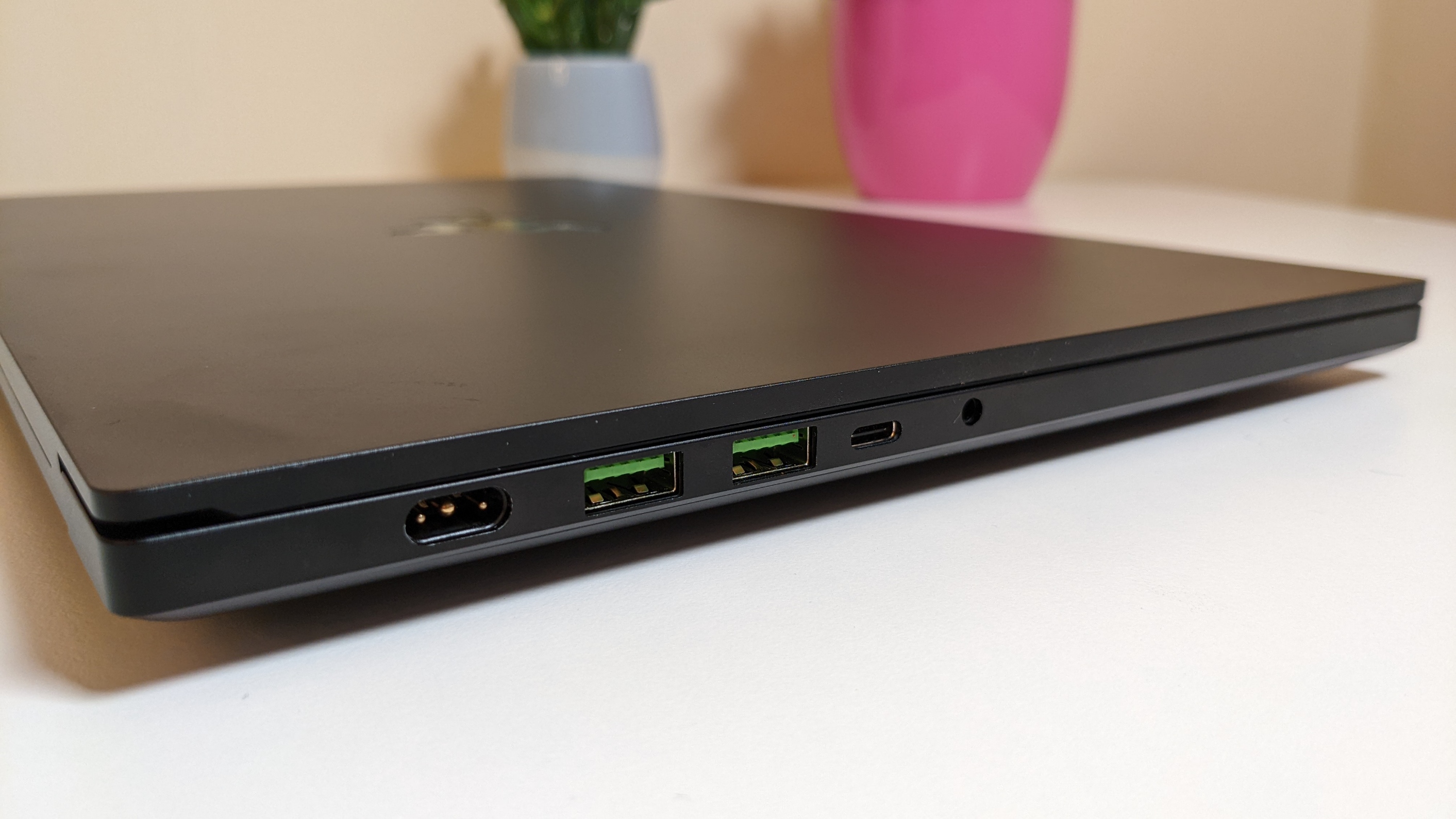 Razer Blade 15 Advanced zugeklappt mit Blick auf die linke Seite