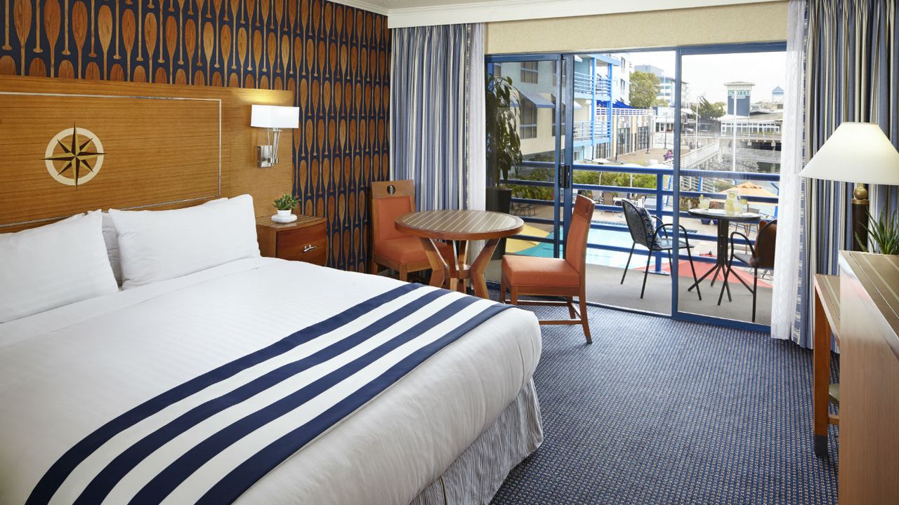 waterfront_guestroom_standardking_rb0814.jpg