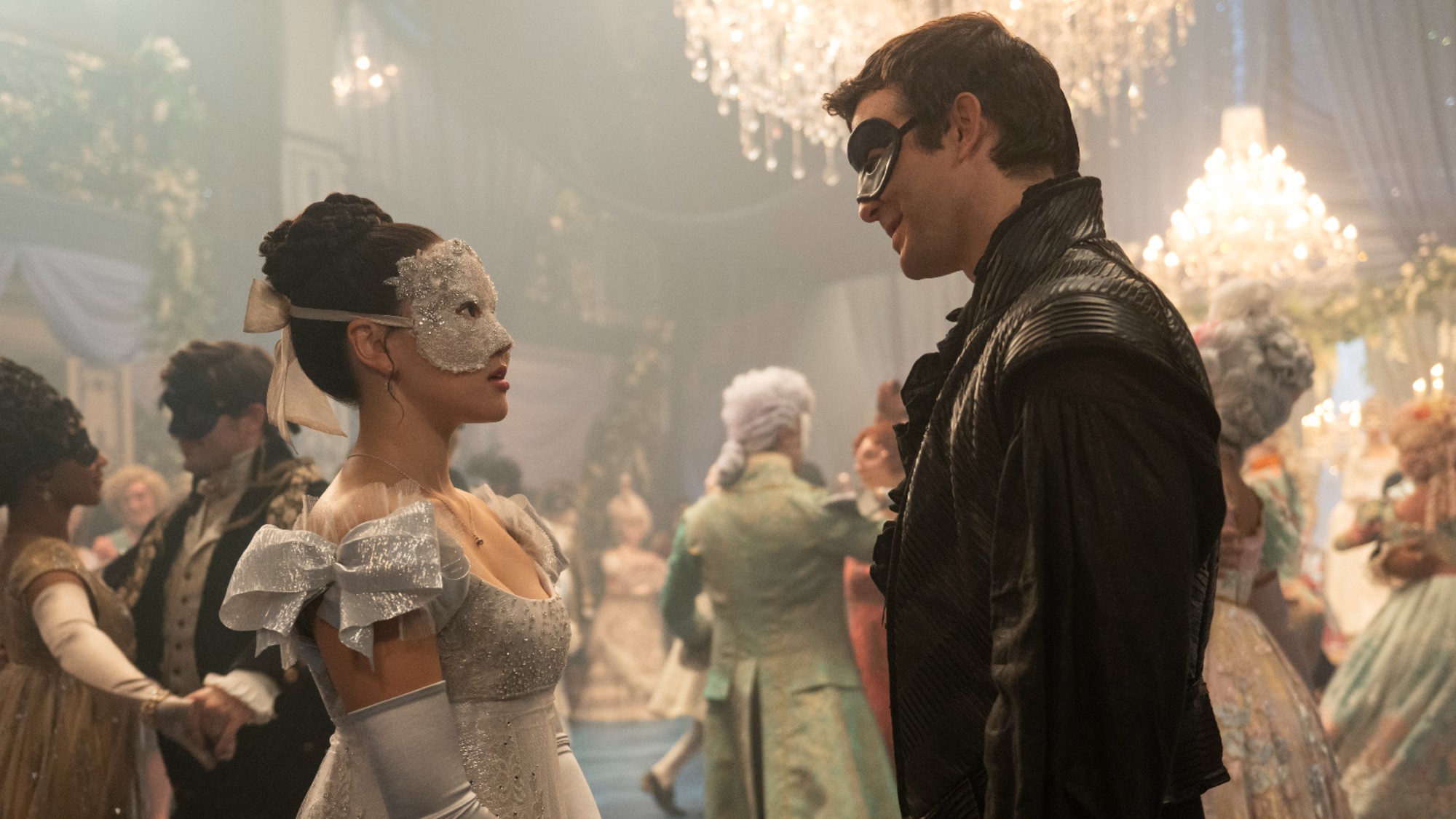 Yerin Ha and Luke Thompson in Bridgerton