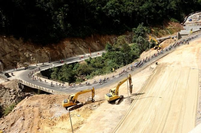 Stage 2 saw the bunch ride through the Kelok Sembilan area