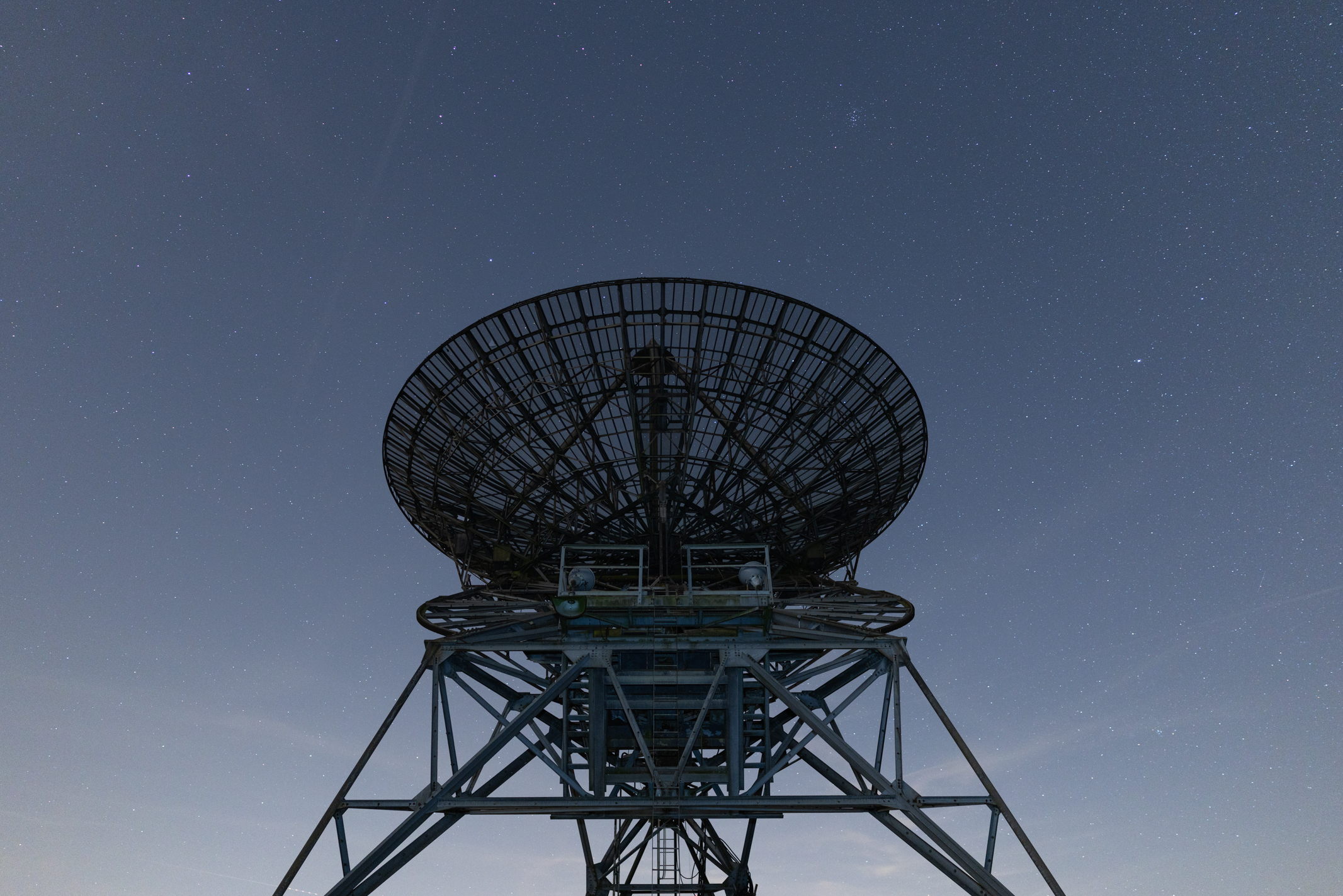 Photo of a radio telescope with the night sky behind taken with a Canon EOS R5 Mark II