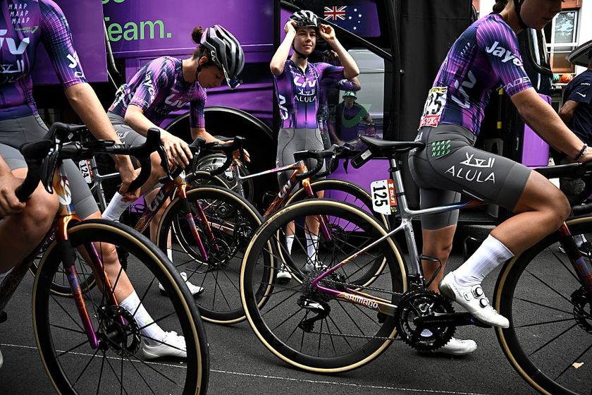 Liv-Alula-Jayco team&#039;s Dutch rider Silke Smulders adjusts her glasses as Liv-Alula-Jayco team&#039;s Dutch rider Silke Smulders (R) and the team await prior to the start of the 6th stage (out of 9) of the fourth edition of the Women&#039;s Tour de France cycling race, 123.7 km from Clermont-Ferrand to Ambert, in Clermont-Ferrand, central France on July 31, 2025. (Photo by JULIEN DE ROSA / AFP) (Photo by JULIEN DE ROSA/AFP via Getty Images)