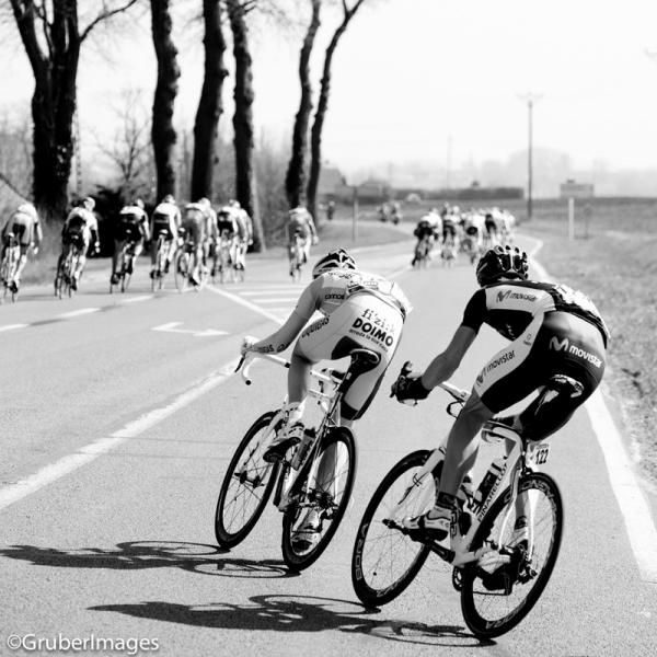 Imanol Erviti Ollo (Movistar) tries to keep pace with a Liquigas rider