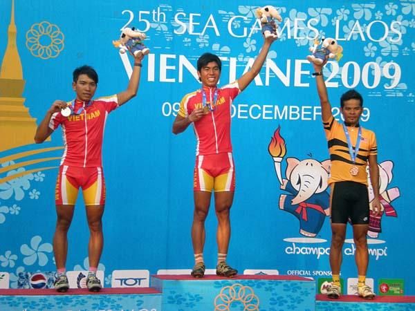 Men's road race winning podium with Nguyen Hung Mai, Minh Thuy Bui and Zamri Salleh