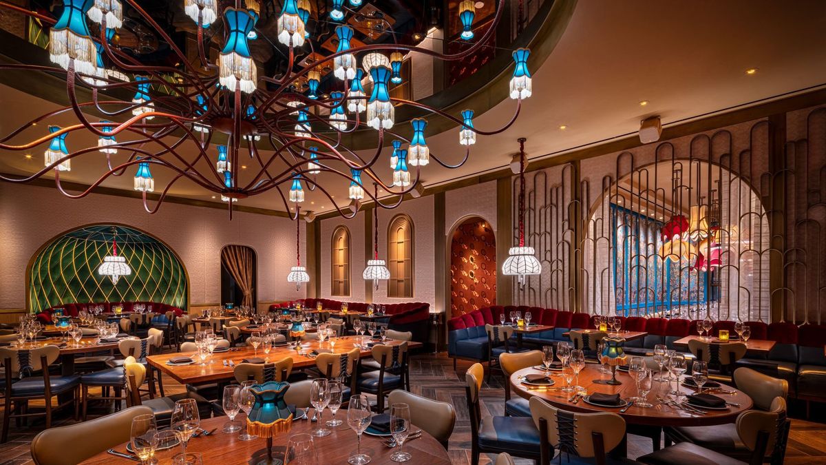 1 SSOUND amps up the upscale dining experience at this chic Las Vegas restaurant.