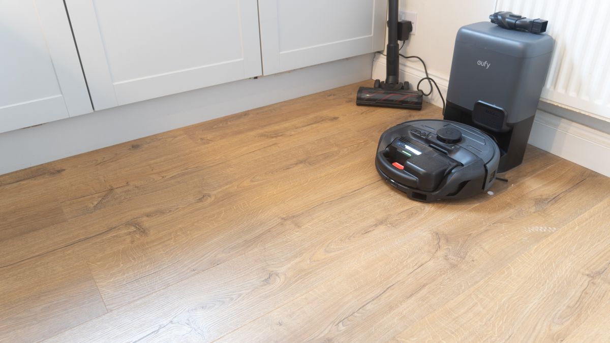 Results of crumb mix test on hard floor in quiet mode &ndash; no crumbs remain on floor