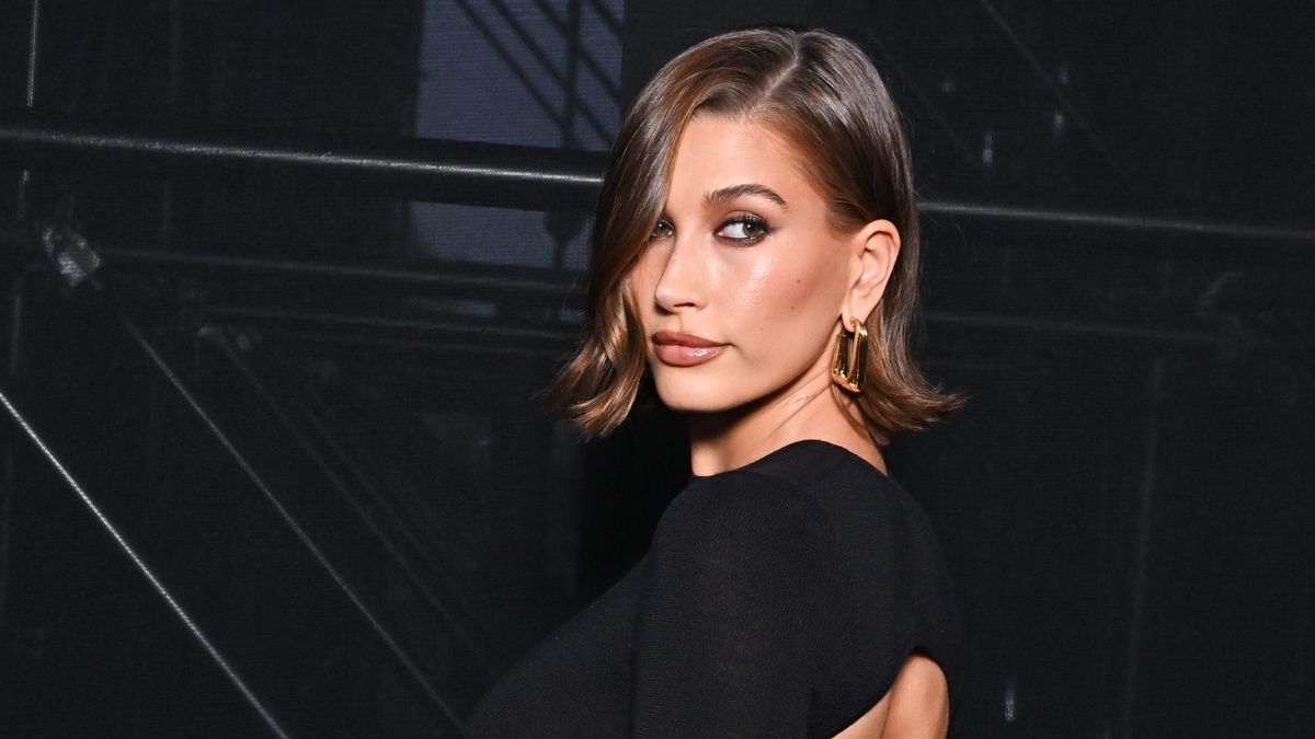 Hailey Bieber Shares Her "Peachy Beachy" Makeup Tutorial - Vimarsana News