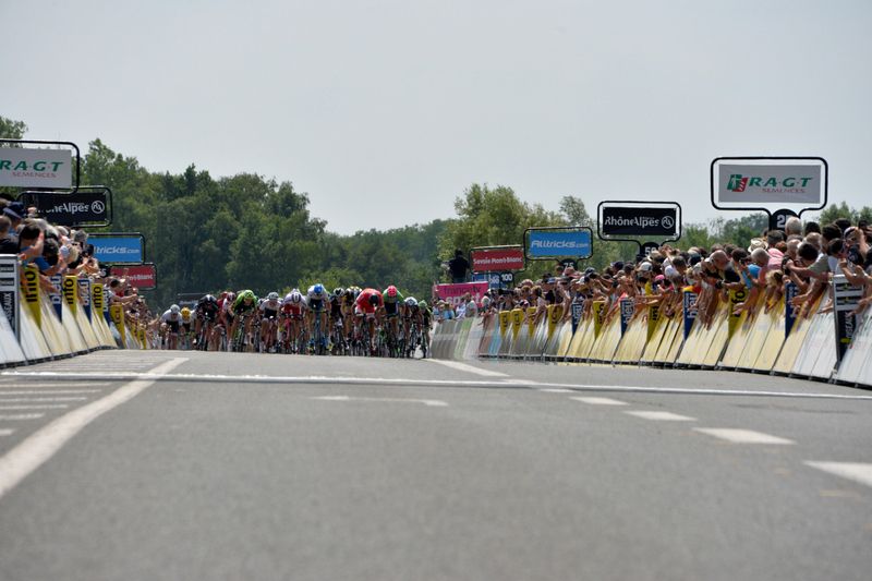 The sprinters close on in the finish line