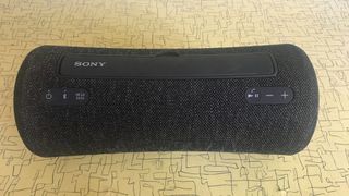 Sony SRS-XG300 keltaisella pöydällä