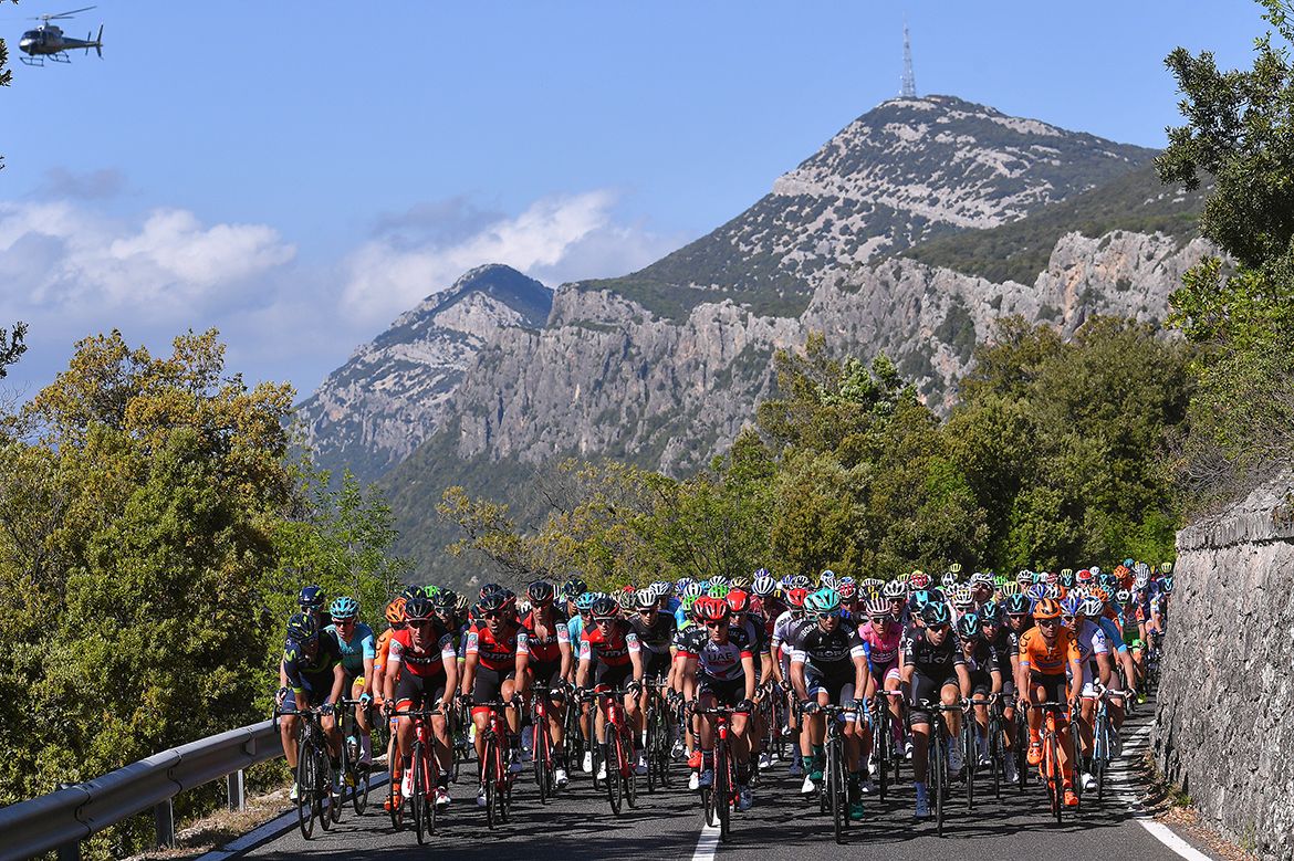 The peloton spread wide across the road at the Giro d'Italia