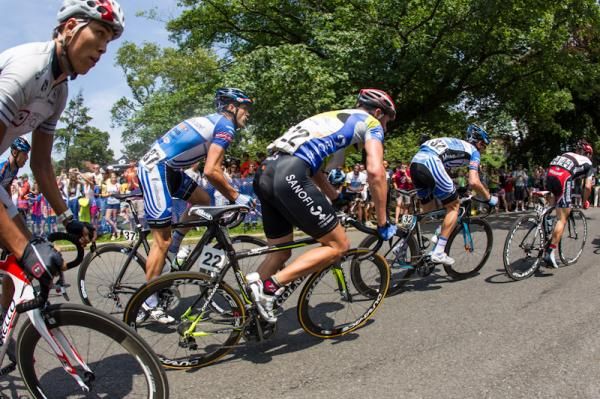 The peloton ascends Lemon Hill.