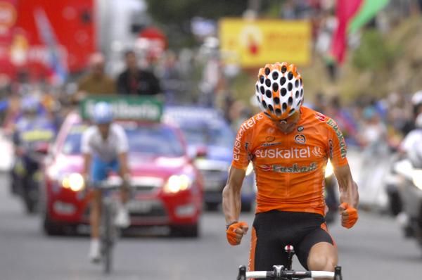 Igor Anton (Euskaltel-Euskadi) celebrates stage victory in Andorra ahead of Ezequiel Mosquera (Xacobeo Galicia)