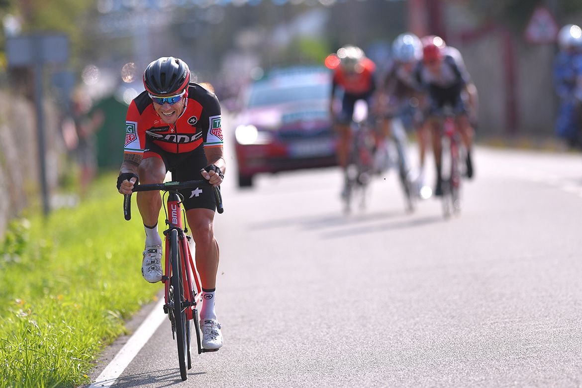 Nicolas Roche (BMC) attacks