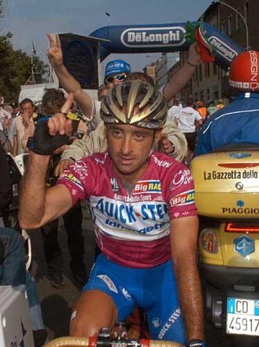 Yes, you were numero uno today, Paolo. Paolo Bettini salutes his fans after the win