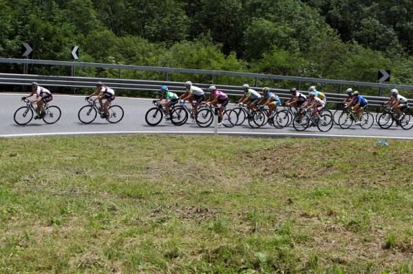 Rachel Neylan and Mara Abbott (Diadora Pasta Zara) lead the chase, Pooley and Vos are there too.