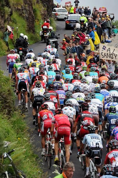 The peloton faced a very hilly parcours in the Tour's ninth stage.