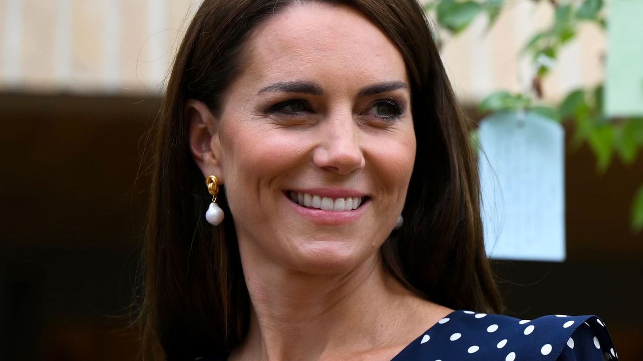 Kate Middleton&#039;s polka dot dress and Mulberry bag