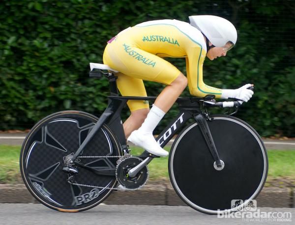 Shara "two discs" Gillow of Australia from side on
