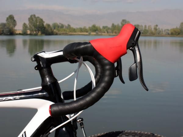 The semi-anatomic bend of the Specialized Pro Carbon bars provide a good mix of hand positions