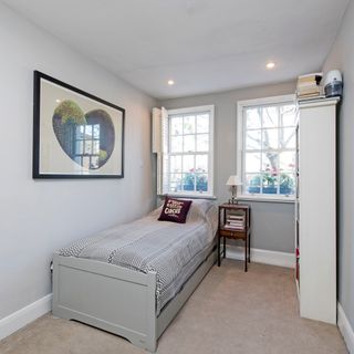 bedroom with grey wall and single bed