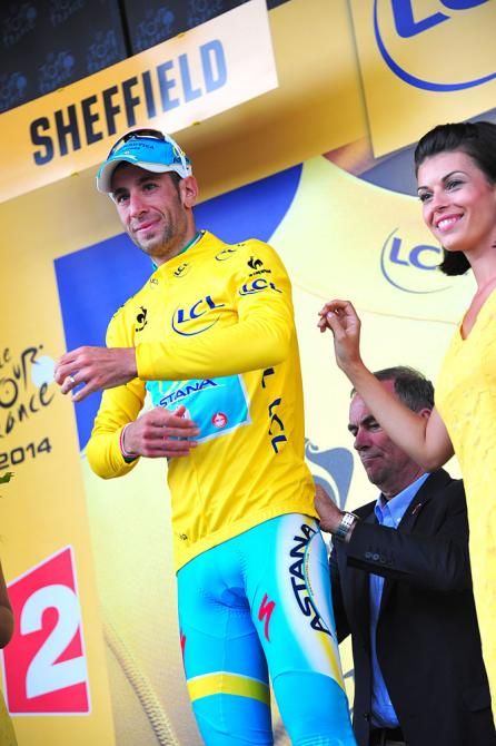 Vincenzo Nibali puts on his new yellow jersey